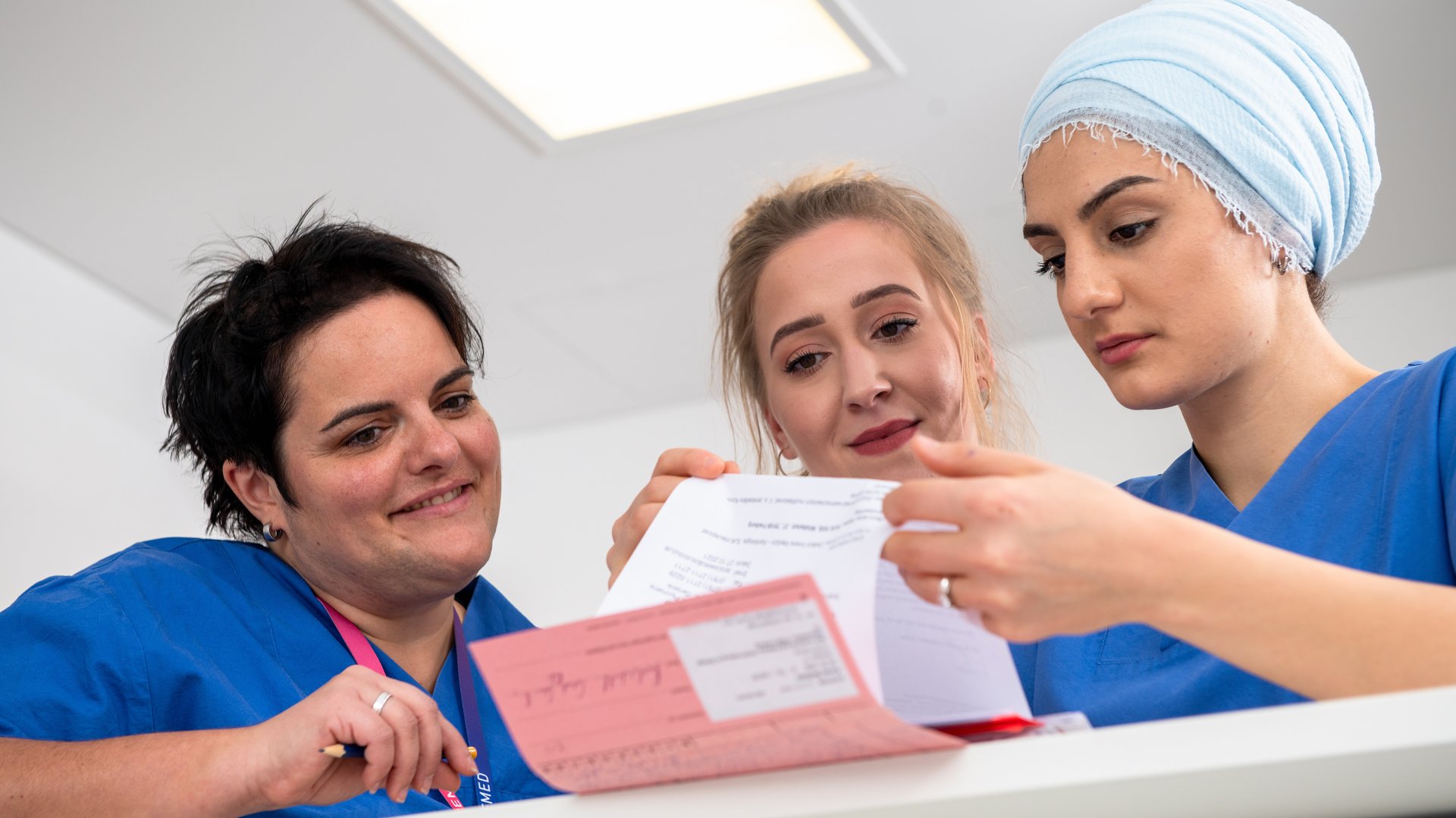 Pflege und Ärzte am mit Patientenakte