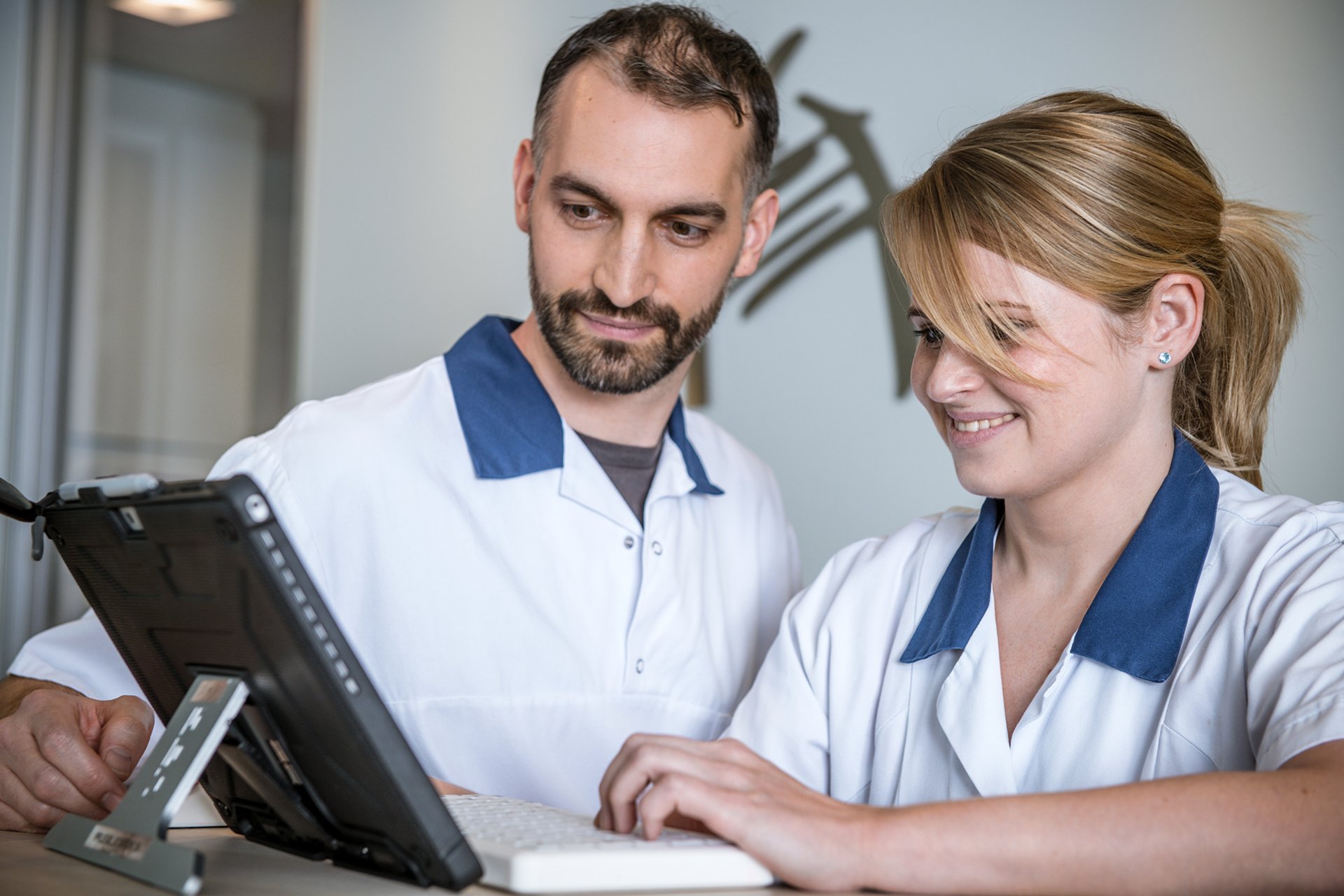 Endokrinologie und Diabetologie zwei Fachkräfte am Tablet