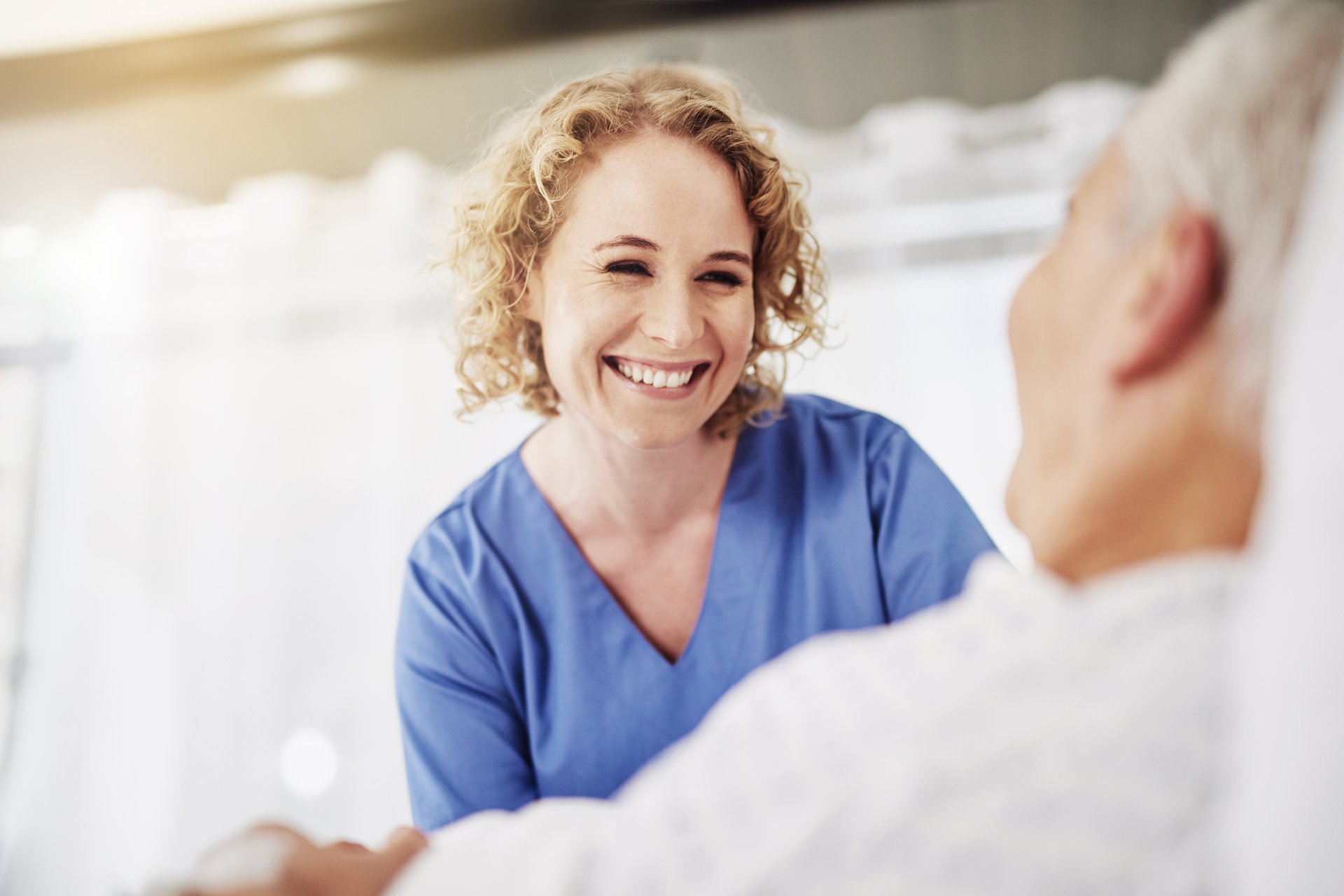 Pflege - Pflegefachkraft mit einem Patienten