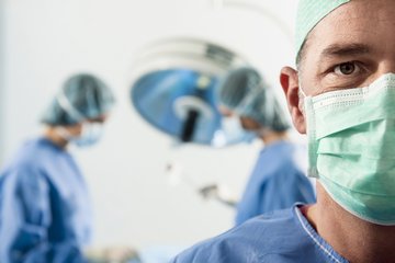 Allgemein- und Viszeralchirurgie - Mitarbeiter bereiten den OP vor