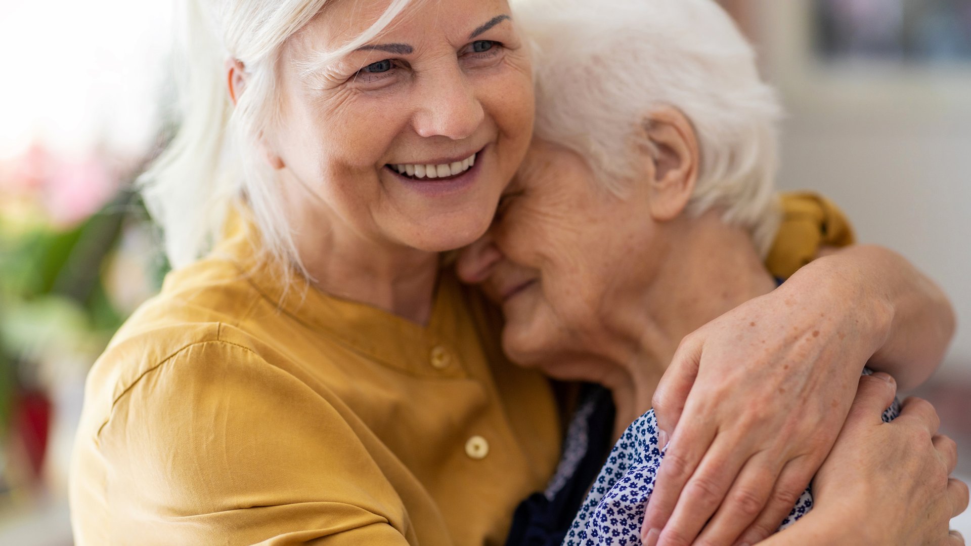 Sozial- und Pflegeberatung - Frau hält ältere Frau im Arm