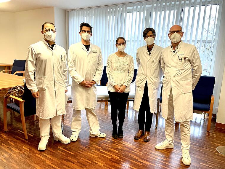 Medizinstudentin besteht ihr Staatsexamen