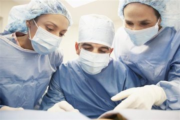 Allgemein- und Viszeralchirurgie - drei Mitarbeiter im OP