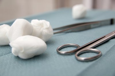 Allgemein- und Viszeralchirurgie - Tupfer, Schere Pinzette im OP