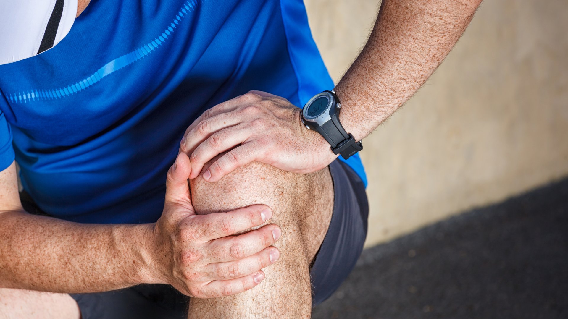 Knie Klinik - Patient hält sich sein Knie