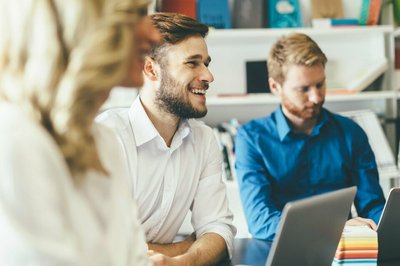 Einstieg - zwei Mitarbeiter vom Management und der Verwaltung