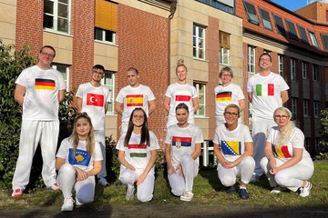 Vielfalt Pflege - Gruppenbild Mitarbeiter vor dem Hospital