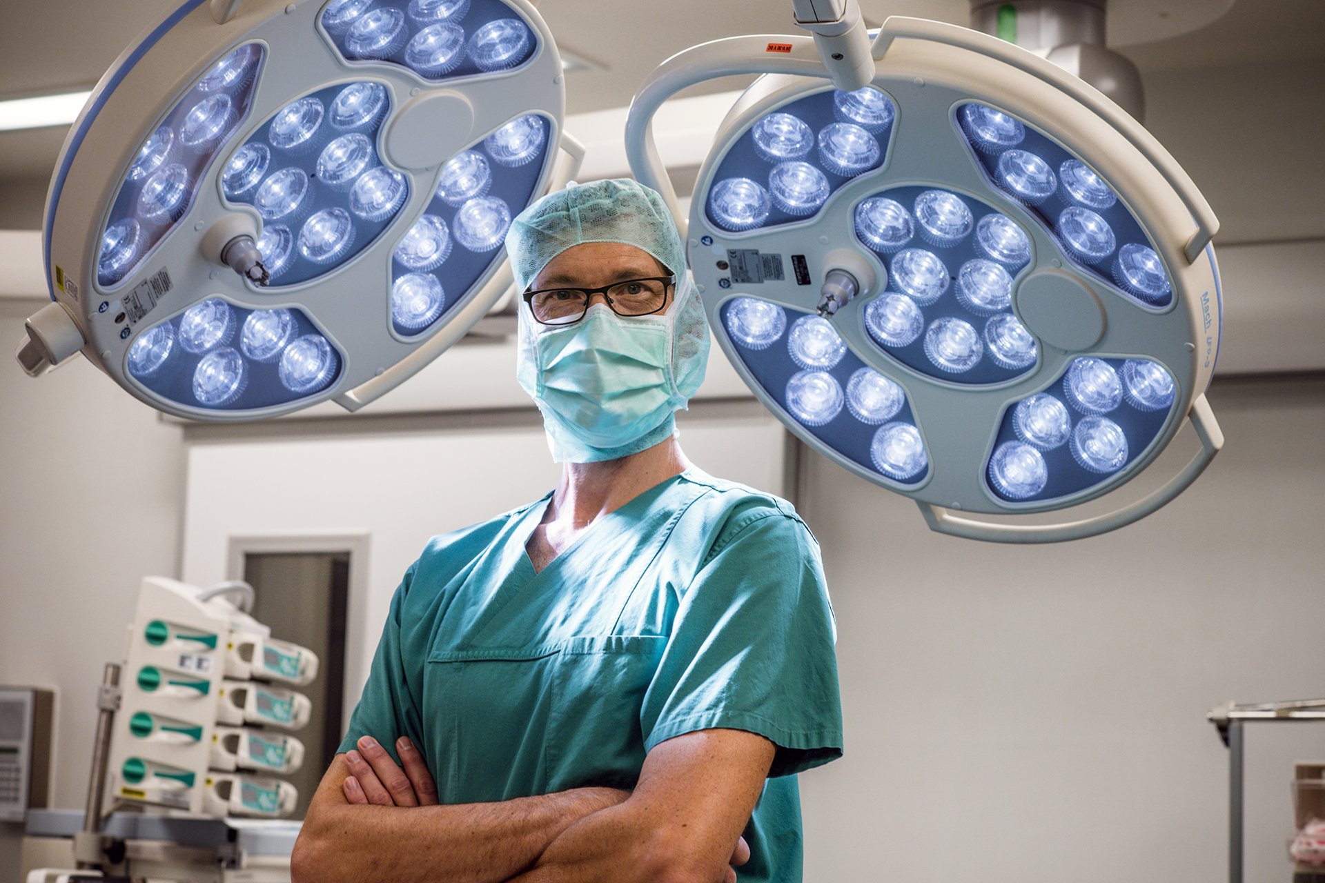 Allgemein- und Viszeralchirurgie - Chirurg steht im OP