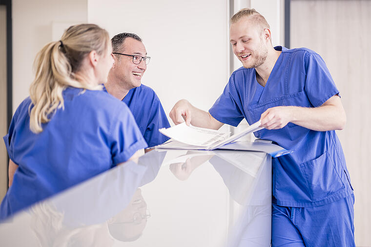 Pflege Jobs - Pflegefachkraft mit einem Patienten
