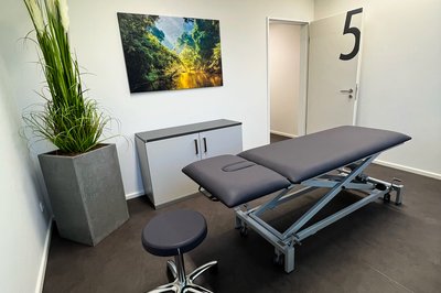 Therapiezentrum - Behandlungsraum mit Liege