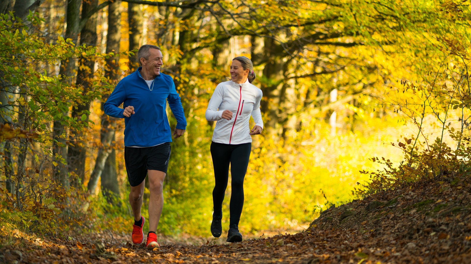 Fuß- und Sprunggelenkschirurgie - zwei Patienen joggen