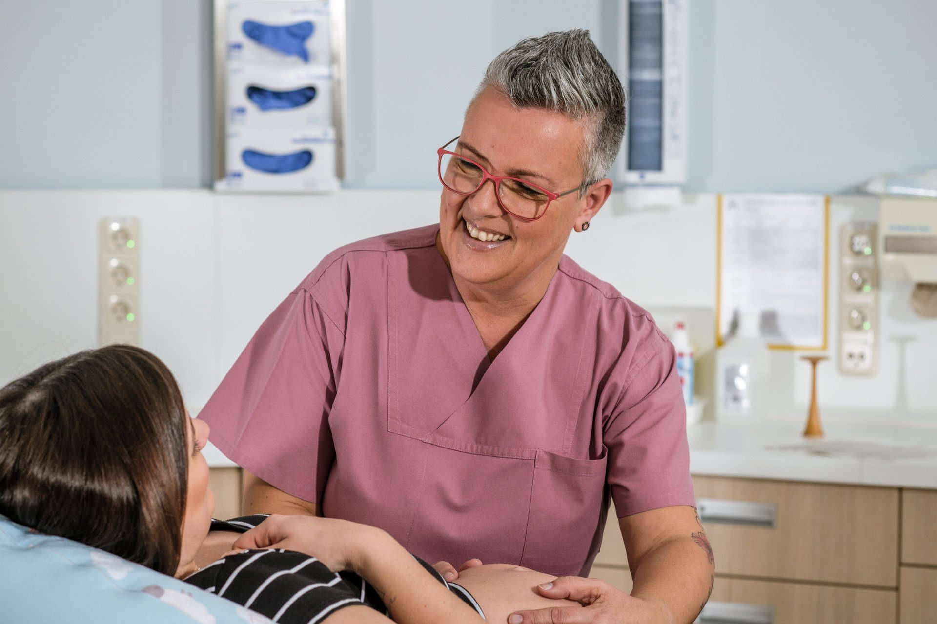 Gynäkologie und Geburtshilfe - Untersuchung einer schwangeren Patientin 