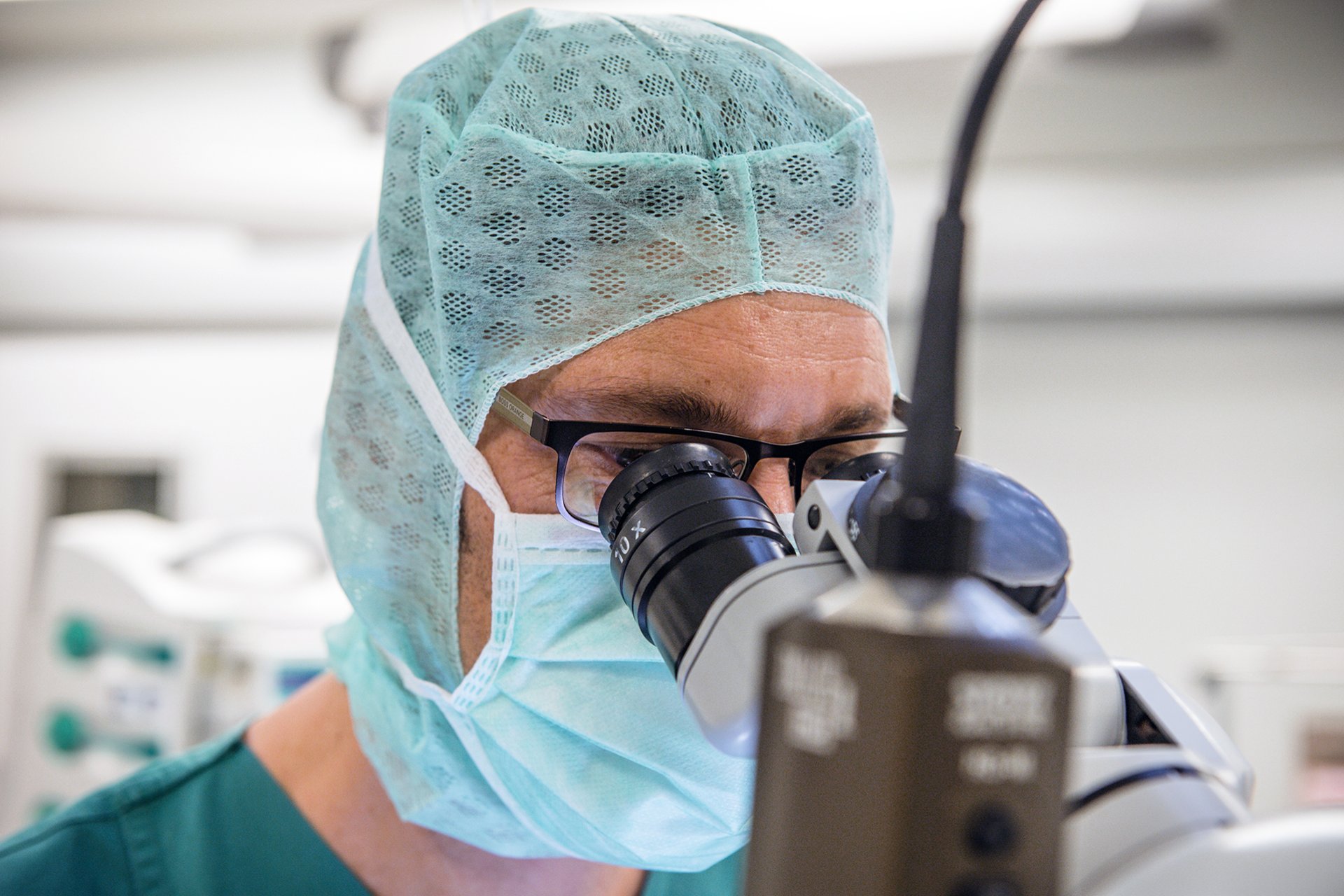 Wirbelsäulenchirurgie - Chirurg schaut durch ein Gerät